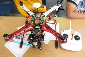 Los drones sociales y los robots actores llegan a centros educativos de Bétera