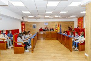 Las falleras mayores y presidentes infantiles de Mislata visitan el ayuntamiento