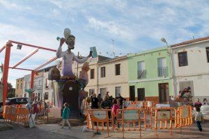 La Falla El Compromís de Almenara realiza su primera plantà en la Plaça del Mercat