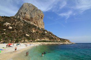 Calp contrata a 15 personas para el control de las playas que se suman a la dotación de la Generalitat