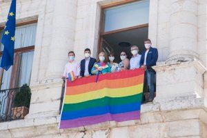 Los representantes públicos colocan la bandera del Orgullo LGTBI en el Ayuntamiento de Gandia