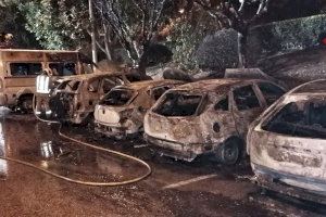 Es cremen una desena de cotxes que estaven estacionats en un pàrquing de Xixona
