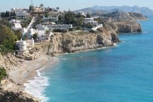 Saps quin poble valencià ha sigut reconegut per les seues platges nudistes?
