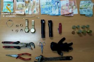 La Guardia Civil detiene a cinco personas, por dos delitos robo interior vehículo y un delito de robo en interior de establecimiento cometidos en las localidades de Alcossebre, Peñíscola y Torreblanca