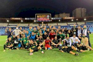El Elche CF celebra sobre el césped su pase a la final por el ascenso a Primera