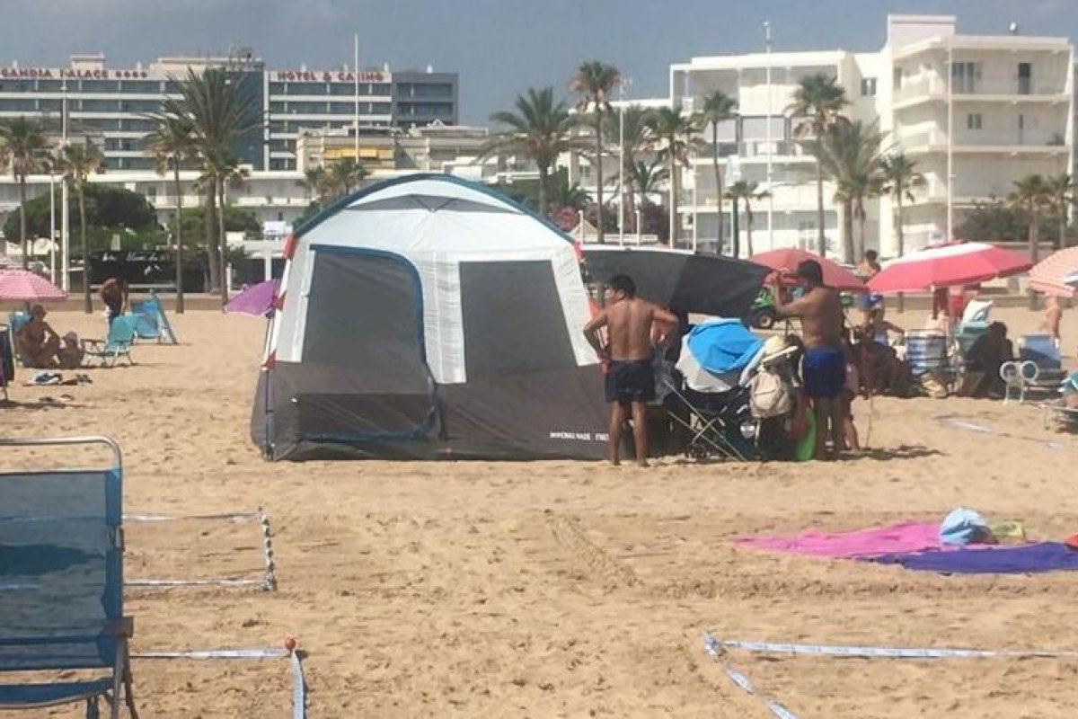 A la platja de Gandia no hi ha lloc per a tendes de campanya