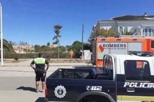 Els bombers i la Policia de Platges de Sagunt van extingir un incendi en un solar de l'avinguda Europa a Corinto