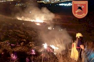 Un incendi forestal sorprén de matinada en la Serra de *Fontcalent (Alacant)