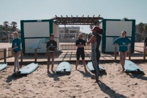 Mediterranean Surf convida al veïnat d'Alboraia a una iniciació pràctica i segura en el surf
