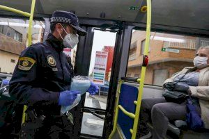 Imatge d'arxiu d'un Policia Local repartint màscares en un autobús de Paterna