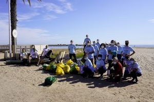 Massamagrell realiza la limpieza de su playa tras ganar el concurso “Mi playa sin plásticos”