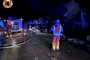 Un incendio afecta a dos camiones en Catarroja