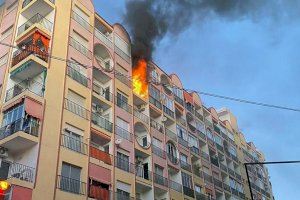 Rescaten a un home que demanava auxili mentre s'incendiava el seu seté pis a Torrevieja
