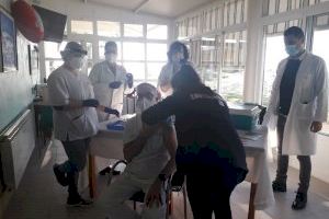 Residentes y trabajadores de la residencia NovaLlar de Torreblanca reciben la primera dosis de la vacuna contra el covid