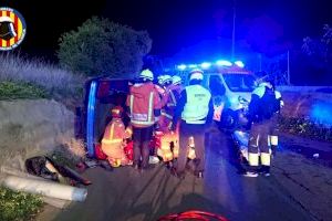 Dos jóvenes quedan atrapados esta medianoche tras volcar su coche en un camino rural de Rafelbunyol