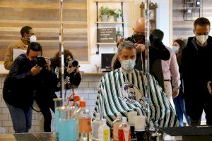 La foto de Toni Cantó en la peluquería para pedir bajar al 10% el IVA en estos centros