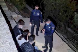 Segueixen les festes il·legals: dissolts 7 botellons i 21 festes en habitatges d'Alacant