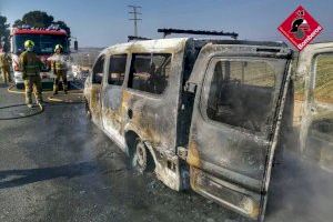 Una furgoneta se avería y acaba ardiendo en Santa Pola