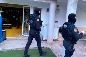 Dues persones detingudes després d'accedir armades a un hostal del Puig per a intimidar a un hoste