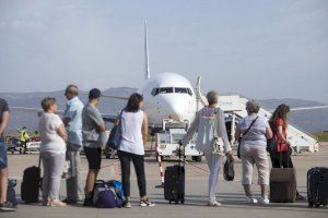 Ryanair amplia a una desena de vols per a connectar València i Menorca aquest estiu