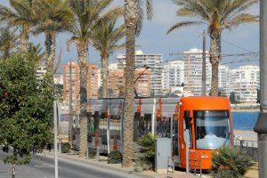 Un menor col·lideix amb la seua bicicleta contra el tramvia a Alacant