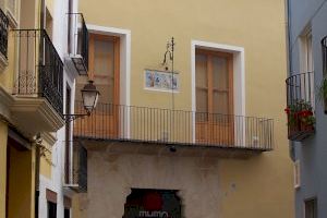 Alzira il·lumina la façana del MUMA de blau i amb la fletxa groga per a commemorar el Xacobeo 2021