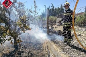 Dos homes han necessitat assistència sanitària en un incendi de vegetació a la Vila Joiosa