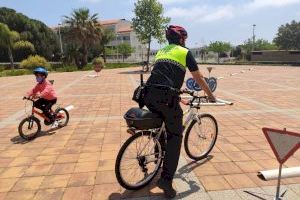 La Policia Local d'Alcalà-Alcossebre crea una titella per a familiaritzar a l'alumnat d'Educació Infantil amb les regles de circulació