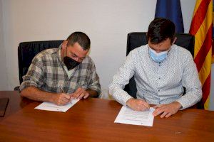 Benitatxell signa un conveni amb el Col·lectiu Mirades per a rescatar la història local i comarcal amb el documental ‘Venim de lluny’