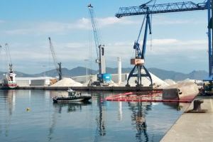 Los buzos retoman los trabajos de búsqueda del estibador desaparecido en el puerto de Castellón
