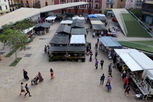 El mercadillo de ropa y complementos ha regresado a la plaza Mayor de Vila-real