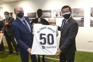 El Valencia CF y El Corte Inglés inauguran  la exposición “50 anys junts”