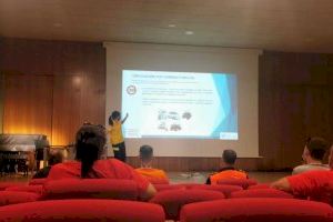 Los voluntarios reciben la charla formativa de prevención de incendios forestales en Teulada Moraira