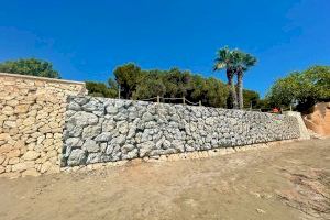 El muro de la playa de l’Ampolla de Moraira tiene nueva imagen