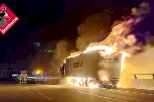 Impresionante incendio de un camión de grandes dimensiones en la A-7 en Alicante