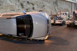 Un ferit lleu després de bolcar el seu vehicle en una avinguda d'Alacant
