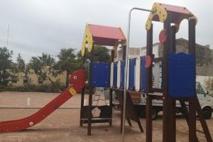L'Ajuntament d'Almenara fa tasques de manteniment als parcs infantils