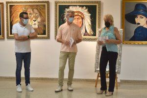 Sedaví inició sus fiestas con la exposición de pinturas de Mercedes Simón