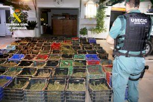 Enxampen dos traficants en un furgó carregat amb 99 caixes de cànnabis a Les Alqueries