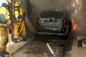 Un incendio de dos vehículos provoca la rotura de cristales en las viviendas en Benissa