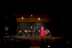 L'Orquestra de Cambra de València posa en peus al públic de Dénia sota la batuta del seu director, el denier Molina-González