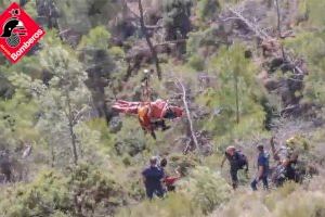 Els bombers d'Alacant rescaten a un home que va caure per un barranc a Xixona