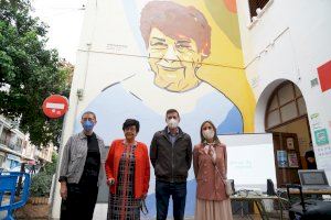 La científica Elvira Costell protagoniza la presentación de su propio mural en el CEIP San Juan de Ribera