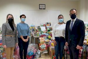 Antonio Peral y Lidia López entregan alimentos y juguetes a tres asociaciones solidarias de la Zona Edusi
