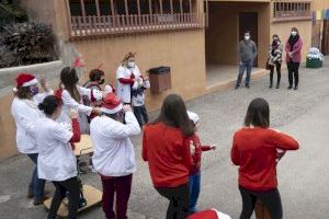 La Diputación celebra la Navidad en el CEE de Penyeta Roja con la donación de juegos para que el alumnado “se divierta mientras aprende”