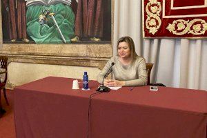 José Martí felicita la funcionària María Pilar Batet per l'obtenció del premi al millor article de 2021 de la revista Contractació Administrativa 175