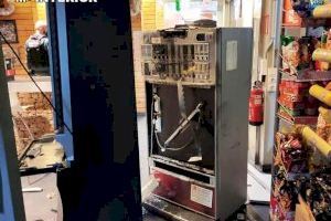 Enganxen dos lladres in fraganti robant a l'interior d'una estació de servei a Cabanes