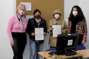 Burriana entrega els certificats del curs d'informàtica per a dones