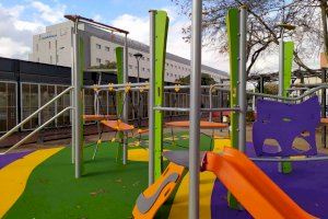 El parc infantil Els Ferrocarrils obri totalment renovat