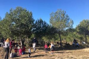L'Aliança per l'Emergència Climàtica celebra el Dia de l'Arbre plantant carrasques al bosc de la Vallesa